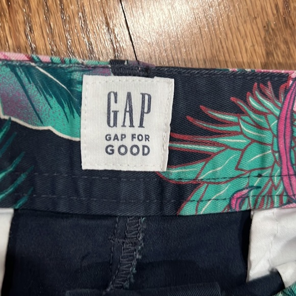 GAP Tropical City Shorts.  Size 2 - Picture 6 of 9